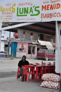 Parada para lanche na estrada na região de Monterrey, a caminho de Real de Catorce, no México